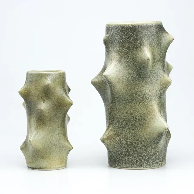 KNUD BASSE (1916-1991). Vaser, 2 st, "Rosentorn", Michael Andersen, Bornholm, Danmark.