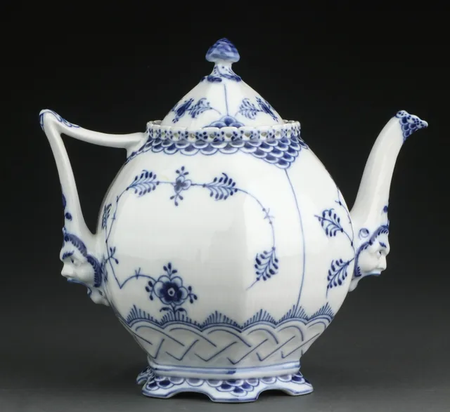 Royal Copenhagen. Musselmalet helblonde thekande nr. 1119