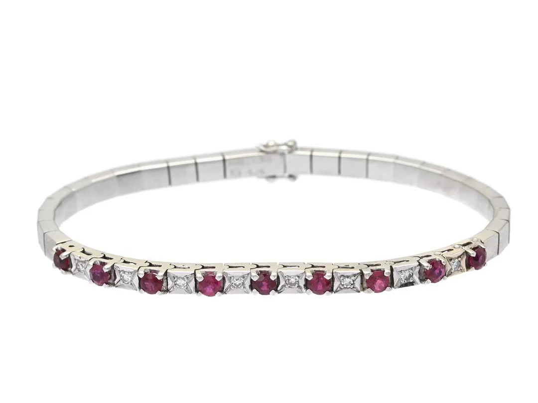 ARMBAND, 18K vitguld, rubiner 1,52 ctv, åttkantslipade diamanter 0,16 ctv, 18 cm, vikt 16,3 g, enstaka rubiner med nagg. — Smycken/Armband — Kaplans