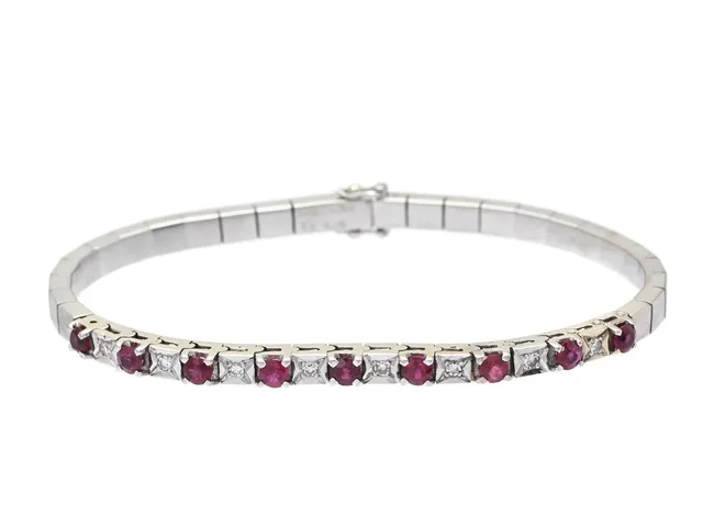 ARMBAND, 18K vitguld, rubiner 1,52 ctv, åttkantslipade diamanter 0,16 ctv, 18 cm, vikt 16,3 g, enstaka rubiner med nagg.