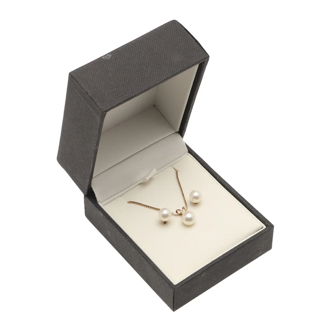 A CULTURED PEARL AND 9CT GOLD PENDANT. — Brooches & Pendants — Lawrences Auctioneers
