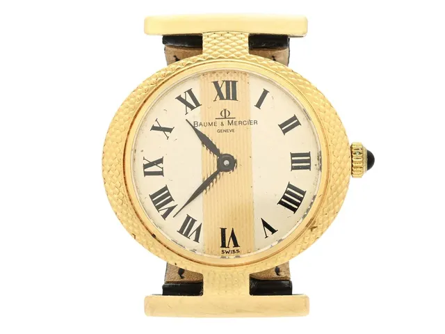 BAUME & MERCIER, Geneve, damur, 27 mm, Cal BM 777, Boett nr. 04 / 798714 / 36618 / 421, 18K guld, manuell, safirglas (repor/nagg), skadad urtavla, integrerat läderband, originalspänne i doublé (10 micron), ca 1975.