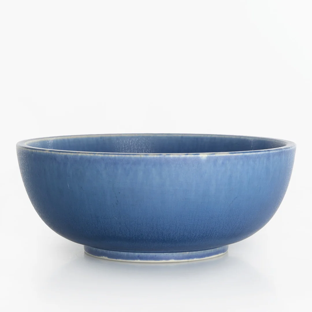 GERTRUD LÖNEGREN (SVERIGE, 1905–1970). Skål, stengods, modell L210, blå harpälsglasyr, Rörstrand, 1900-talets mitt. Stämpelsignerad. — European — Crafoord Auktioner Stockholm