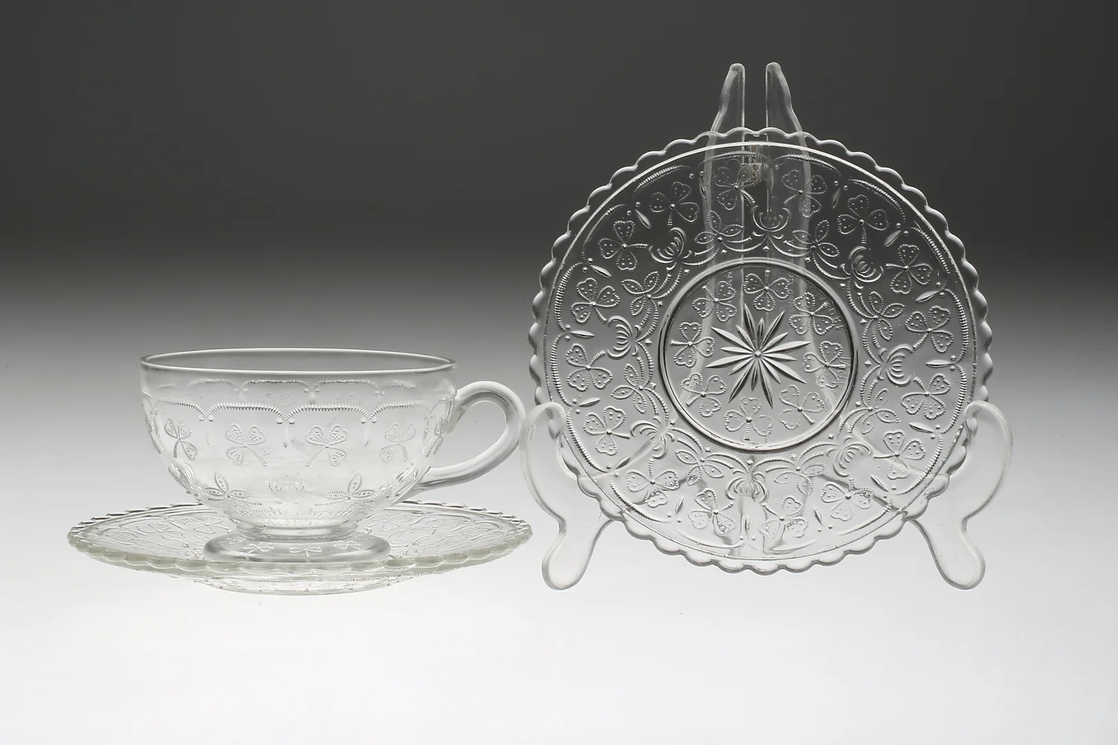 TEKOPPAR MED FAT, 9 st, glas, "Apila/Klöver", Kerttu Nurminen, Nuutajärvi, Notsjö, Finland. — Tableware — Gomér & Andersson Linköping
