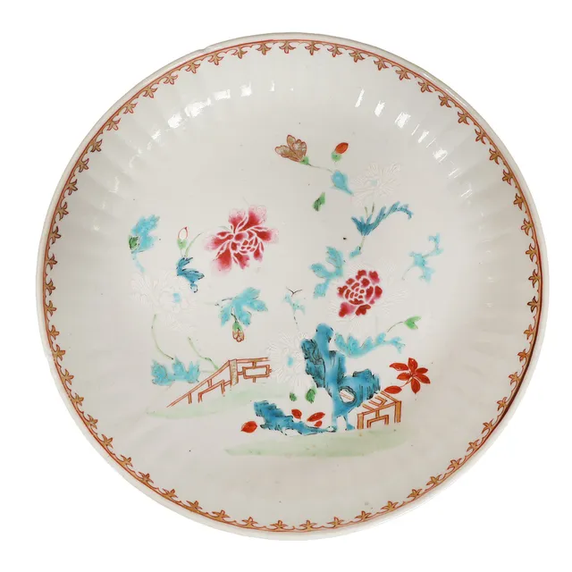 A CHINESE QING DYNASTY (1644-1912) PORCELAIN FOLIATE DISH.