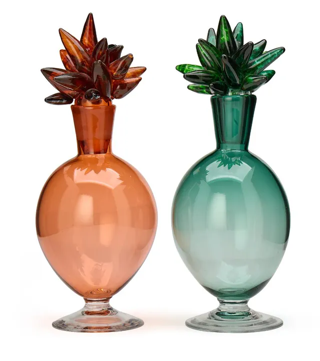 “Sommerfugl” (Butterfly). Two resp. orange/amber coloured and green glass decanters. Amber coloured decanter signed Svarrer 93. Made by Holmegaard Glasværk. Unique. H. resp. 30.5 and 31 cm. (2)