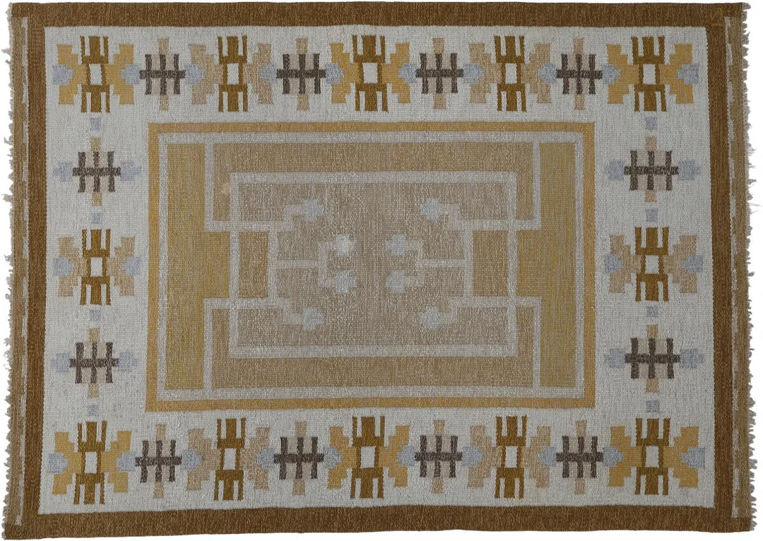A handwoven wool carpet in “rölakan” flatweave technique. Geometric pattern in shades of brown and grey. Signed IS. L. 231 cm. W. 166.5 cm. — Carpets & Rugs — Bruun Rasmussen
