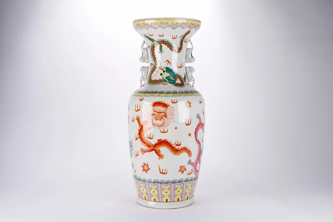 Kinesisk gulvvase med dragedekoration — Hobby and collectibles/Asian art — Lauritz