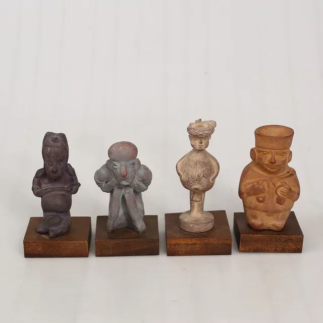 FIGURINER, terracotta, Sydamerika, 4 stycken, moderna reproduktioner.