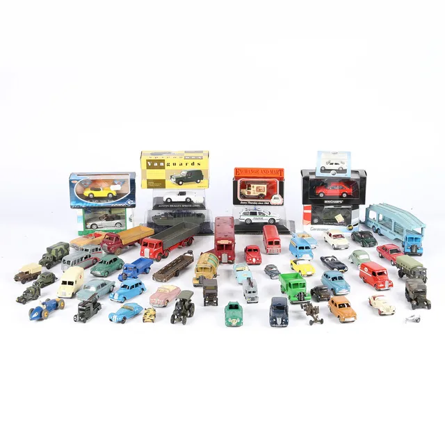 DINKY TOYS. A COLLECTION OF LOOSE DIE CAST VEHICLES.