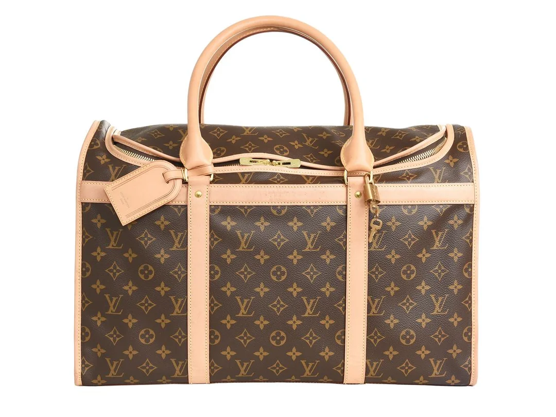 LOUIS VUITTON, HUNDVÄSKA, Dog Carrier, 50, monogram canvas, 50x34x23 cm, adress tag, lås 318, 2 st nycklar, kvitto, fläckar på insida bottenplatta, regnfläckar på handtag samt på läderdetaljer. Good Condition. — Accessoarer/Väskor — Kaplans
