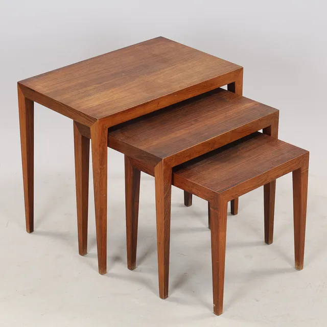 SEVERIN HANSEN JR. (1936-2020. Et sæt på tre indskudsborde af palisander. Model 34. Haslev Møbelsnedkeri. 1960'erne. Danmark. (3).