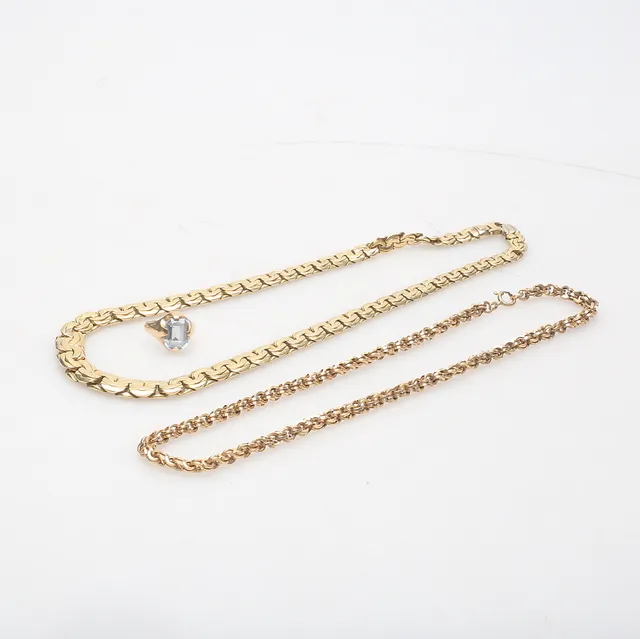 GULDSMYCKEN, tre delar, ca 61,9 gram, 18K.