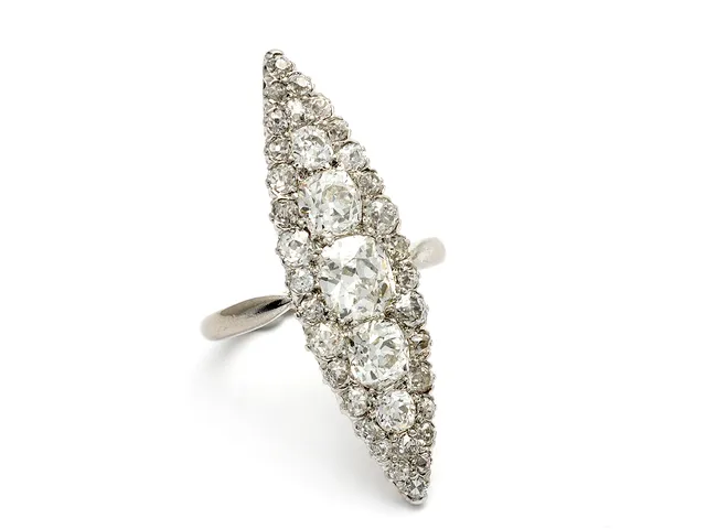 RING, 18K vitguld, 37 gammal- och åttkantslipade diamanter ca 2,71 ctv, ca W-TCa/SI, 6 skadade diamanter, Wahlberg Aktiebolag, Gävle 1955, stl 16,5 mm, vikt 7,4 g.