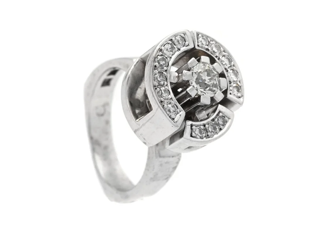 CLAES GIERTTA, ring, 18K vitguld, gammalslipad diamant ca 0,45 ct, ca TCa/SI, åttkantslipade diamanter ca 0,25 ctv, Stockholm 1967, stl 17,25 mm, vikt 18,2 g, mittstenen har nagg vid rondisten, enstaka sidostenar har nagg och skador. (d) — Smycken/Ring — Kaplans
