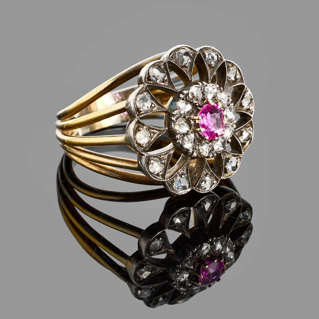 RING, 18k guld, vitguld, genombruten dekor med en rubin samt 22 st rosenslipade diamanter, Bolin AB W A Hovjuvelerare, Stockholm 1953. — Rings — Crafoord Auktioner Stockholm