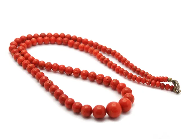 COLLIER, korall, doserad, ca 3,73-10,47 mm, lås i gulmetall, längd ca 50 cm.