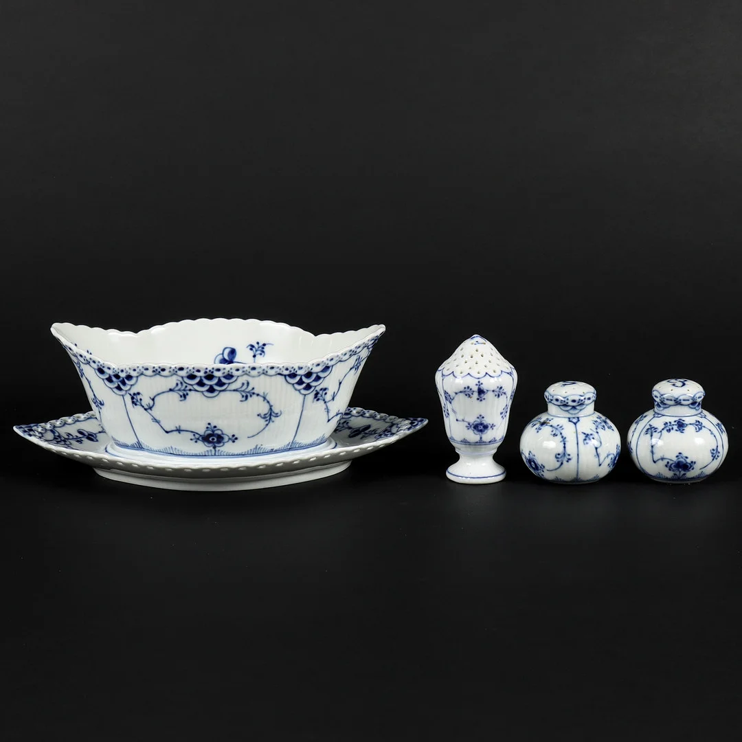 SERVISDELAR "Musselmalet helblond", modellnr 1105, Royal Copenhagen. — Tableware — Karlstad Hammarö Auktionsverk