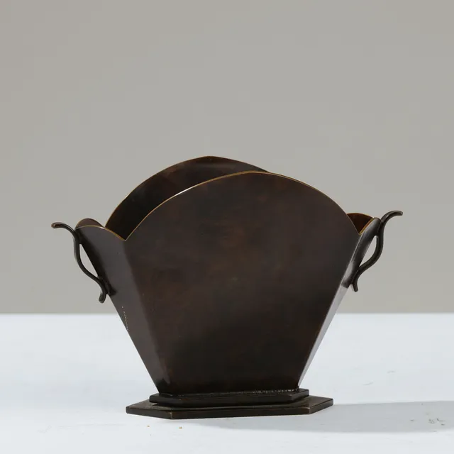 HOLGER FRIDERICIAS EFTF.: Facetteret vase af mørkpatineret bronze med bølgende hanke, Danmark, 1930/40'erne, nordisk Art Deco.