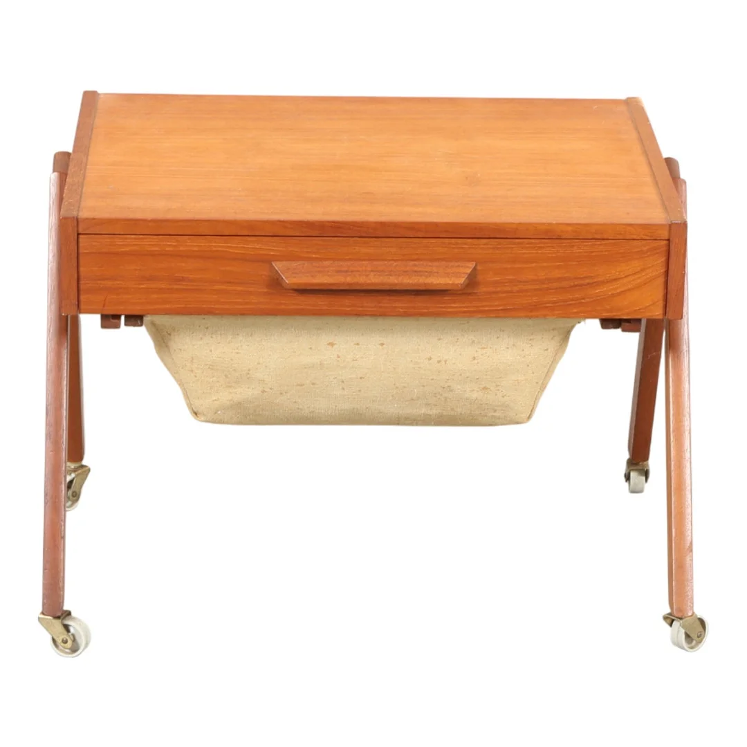 DANSK DESIGN. Sybord af teak, 1960'erne. — Tables — Bidstrup Auktioner