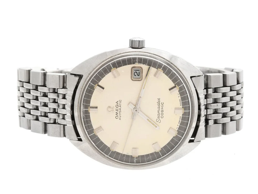 OMEGA, Seamaster, Cosmic (-T Swiss Made T-), Cal 565, Serie nr. 26345250, Ref nr. ST 166.026, Boett nr. 166.026, herrur, 35 mm, stål, manuell, plexiglas, datum, skadad urtavla, originallänk, viklås, Ref nr. 1068/529, ca 1968. — Klockor/Omega — Kaplans