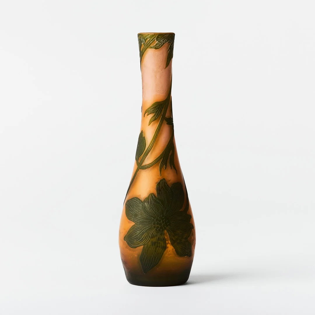 AXEL ENOCH BOMAN. Vas, Reijmyre 1916, överfång i grönt med graverad och estad dekor av blommor mot orange fond. — Art glass — Stockholms Auktionsverk Fine Art