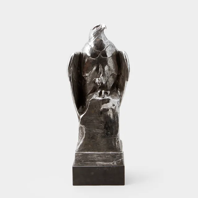 KENT ULLBERG. Skulptur, försilvrad metall på stensockel, signerad och numrerad 9/9.