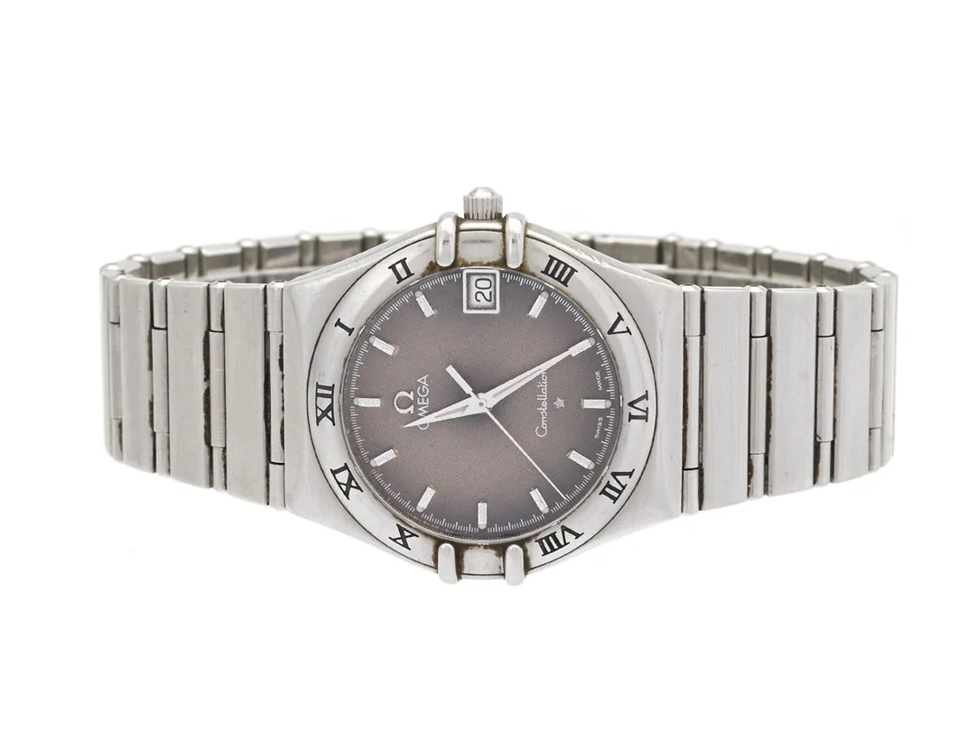 OMEGA, Constellation ´95, Cal 1532, Serie nr. 55054597, PIC nr. 1512.40.00, Ref nr. ST 396.1201, Boett nr. 396.1201, herrur, 33,5 mm, stål, quartz, safirglas (repor), datum, skadad urtavla, defekt (går ej, akut servicebehov), integrerad originallänk, viklås, Ref nr. 1552/862, ca 1995. — Klockor/Omega — Kaplans