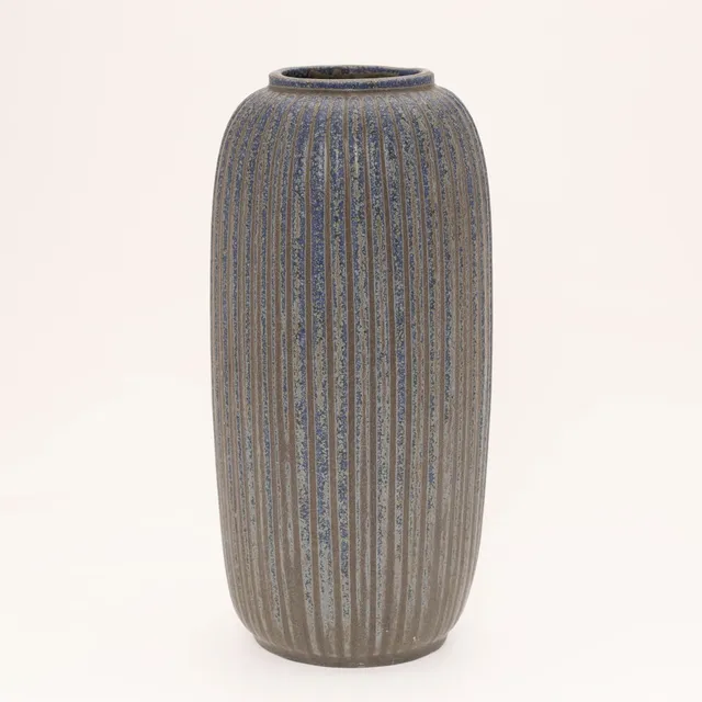 ARNE BANG (1901-1983). Stor riflet vase, stentøj, eget værksted, 313, blå og gråspættet glasur, Fensmark, Danmark, 1930-50'erne.