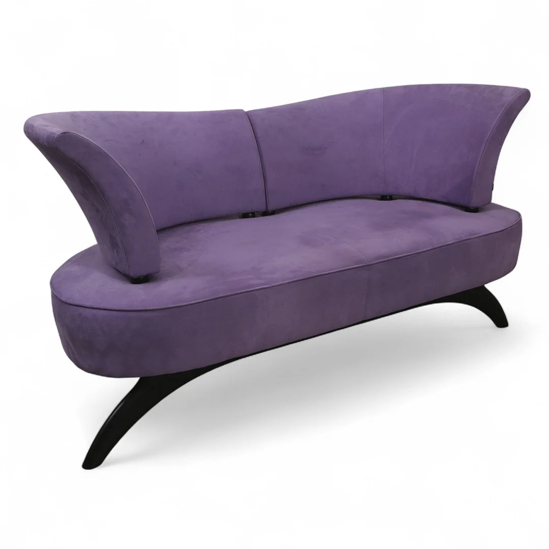 Soffa, klädsel i violett alcantara, tillverkad av Fora Form, Norge. sannolikt 1980-tal. — Sofas & Seatings — Limhamns Auktionsbyrå