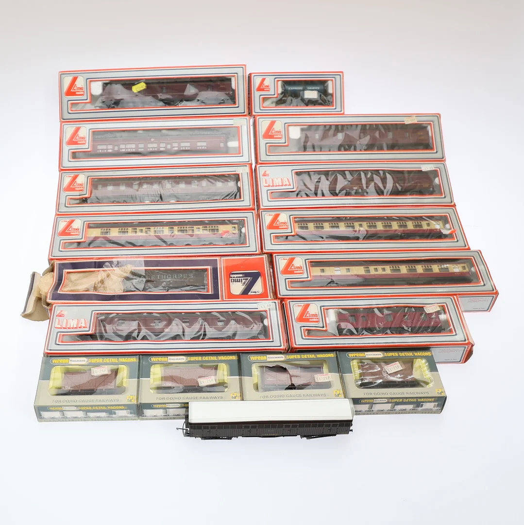 13 LIMA MODEL COACHES, 12 BOXED, WITH 4 BOXED WRENN WAGONS (17). — Model railways — Young's Auctions
