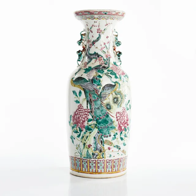 GOLVVAS, porslin, Kina, sen Qing (1644–1912), dekor av påfåglar, pioner och blommor i trädgårdslandskap i famille rose, hänklar i form av stiliserade fohundar.