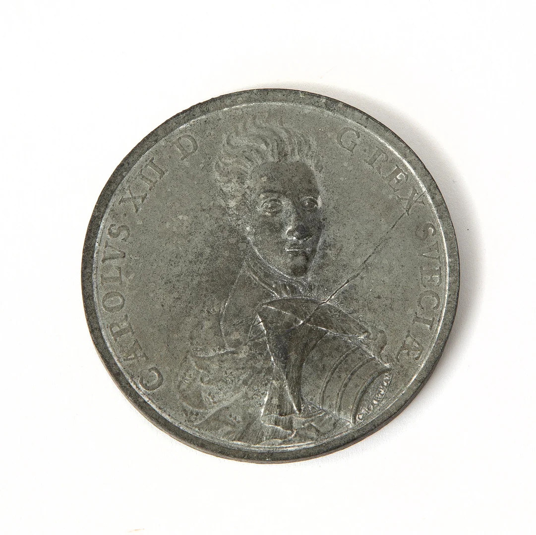 CARL GUSTAF HARTMAN (1666-1738). Medalj, porträtt av Karl XII i relief, tenn, 1700-talets första del. — Orders & Medals — Stockholms Auktionsverk Göteborg