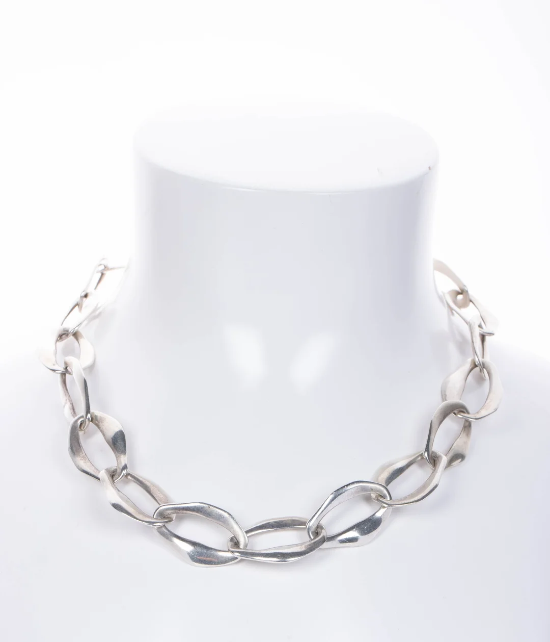 Elsa Peretti for Tiffany & Co.: An 'Aegean' necklace of sterling silver. Length 50 cm. — Jewellery/Necklaces, pendants — Lauritz