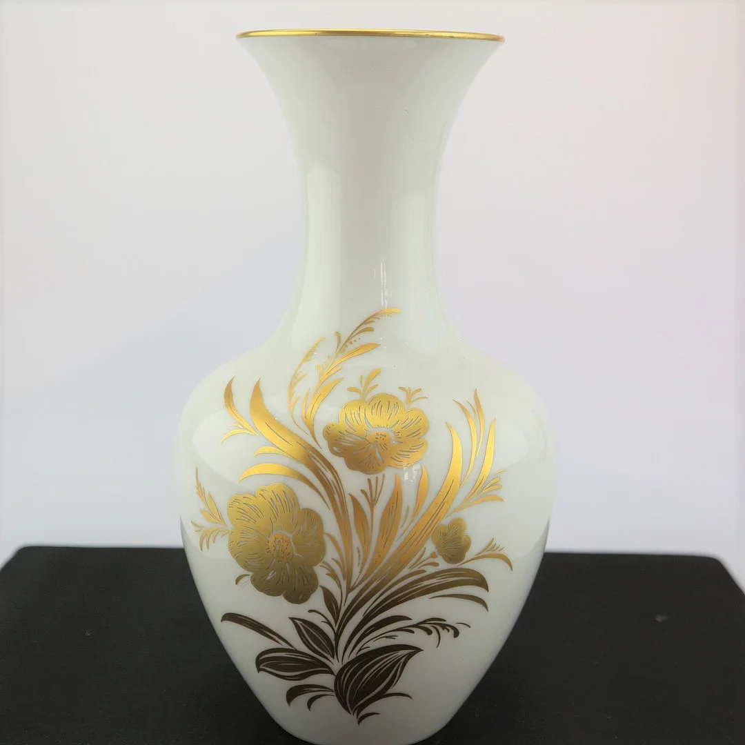 HUTSCHENREUTHER PORZELLAN VASE. — European — Kunst- und Auktionshaus Kleinhenz