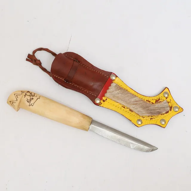 KNIV MED SLIDA, handtag av horn, slida av läder, Blad av stål.