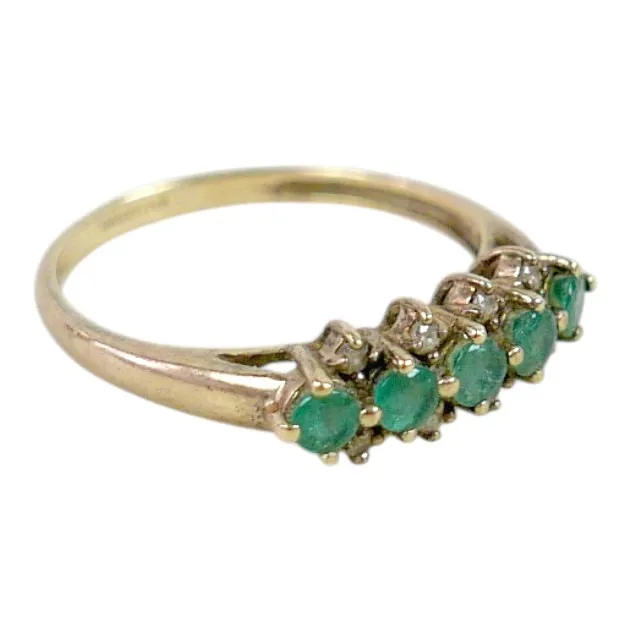 A 9CT GOLD EMERALD AND DIAMOND RING.