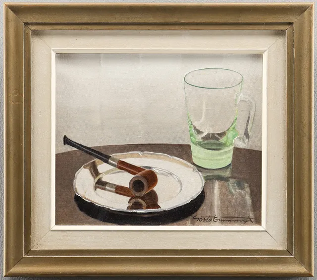 GÖSTA EMMING. Stilleben med pipa, silverfat och kanna.