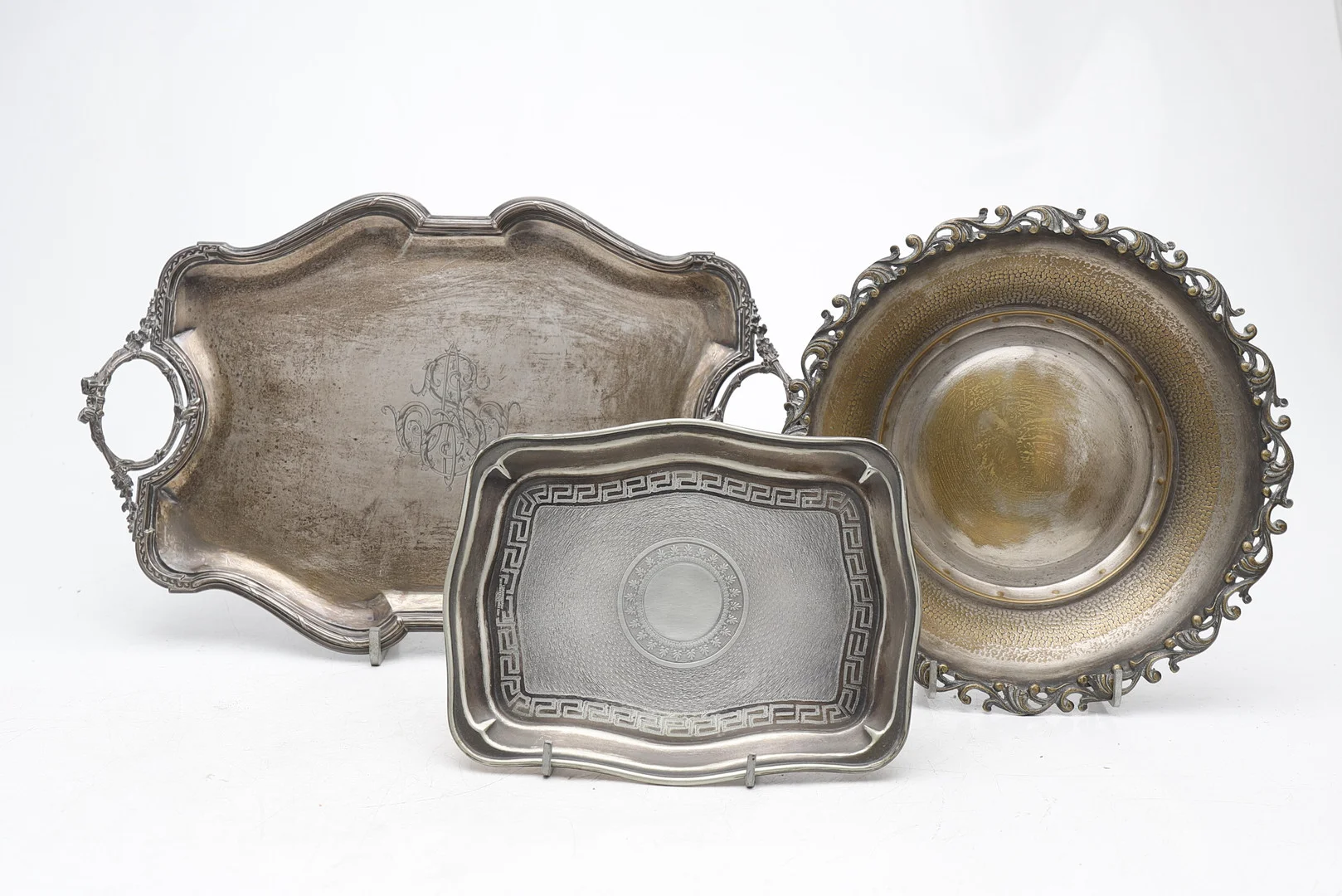Two trays and a centrepiece in silvery metal, 20th Century. — Silver plated — Balclis