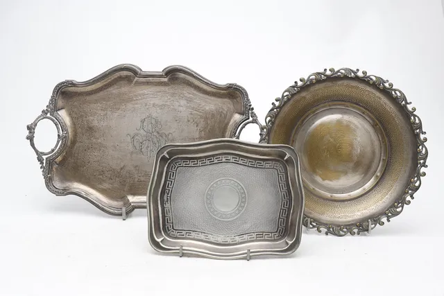 Two trays and a centrepiece in silvery metal, 20th Century.
