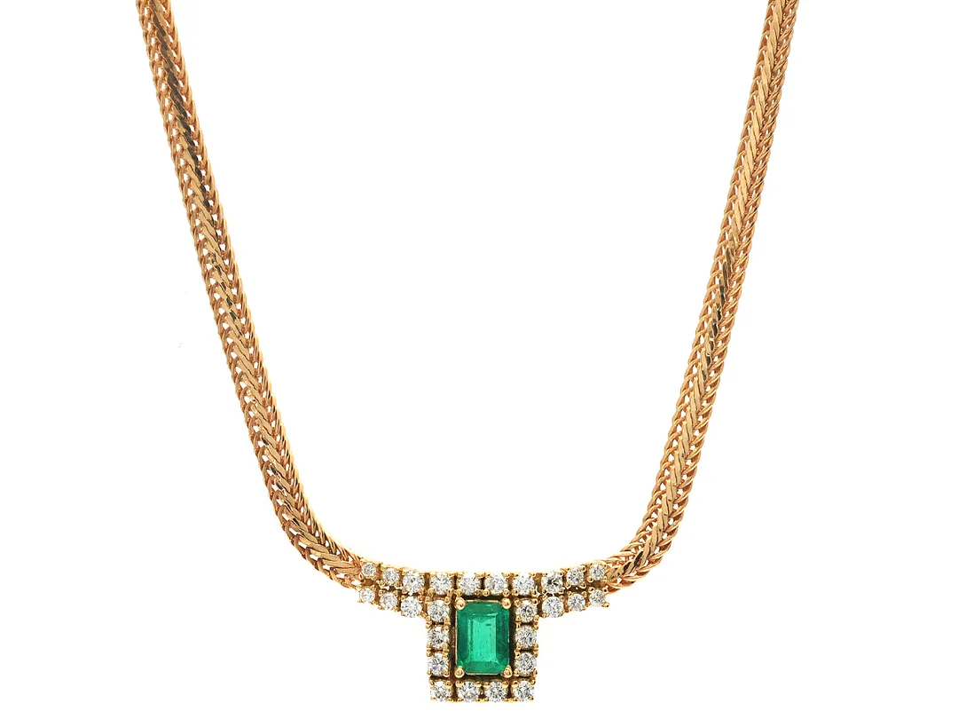 COLLIER, 18K guld, smaragdslipad smaragd ca 0,98 ct, 26 briljantslipade diamanter ca 0,65 ctv, ca W-CR/VS-SI, längd 44,5 cm, vikt 15,6 g, inneslutningar når ytan i smaragden. — Smycken/Collier — Kaplans