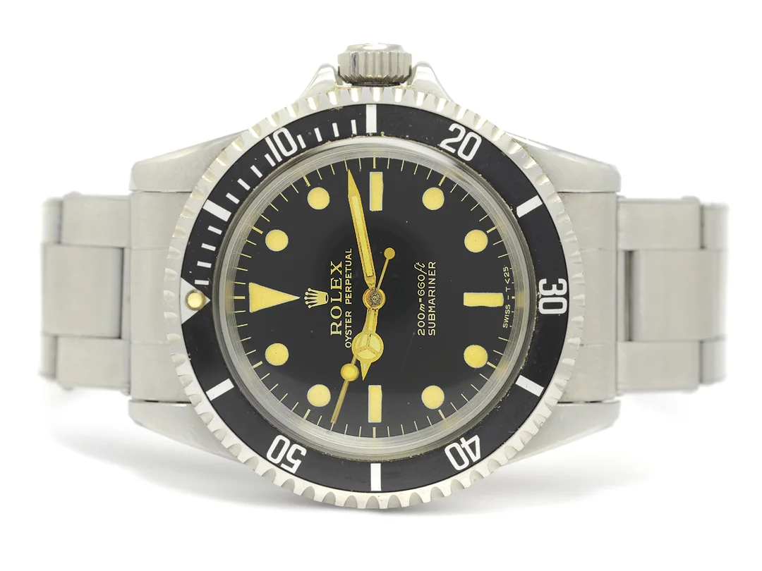 ROLEX, Oyster Perpetual, Submariner (200m=660ft, Swiss-T<25), s.k. "meter first, gilt dial", Cal 1530, Serie nr. 1111695, Ref nr. 5513, Boett nr. 5513, herrur, 39 mm, stål, automatisk, plexiglas, skadad urtavla (9/10), Oysterlänk (folded, flushfit), viklås, Ref nr. 7206-3.65/80, cert (ej ifyllt), tillverkad tredje kvartalet 1964, box, ytterkartong. — Klockor/Rolex — Kaplans