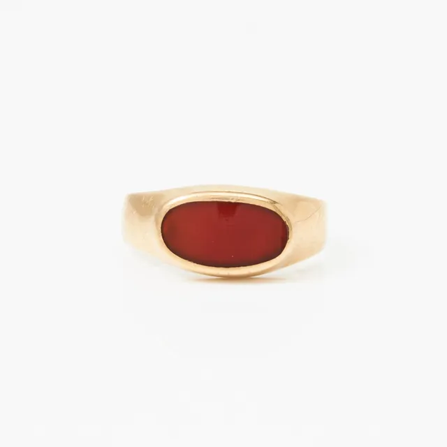 RING, 18 k guld (765), planslipad oval karneol, svensk kontrollstämpel.