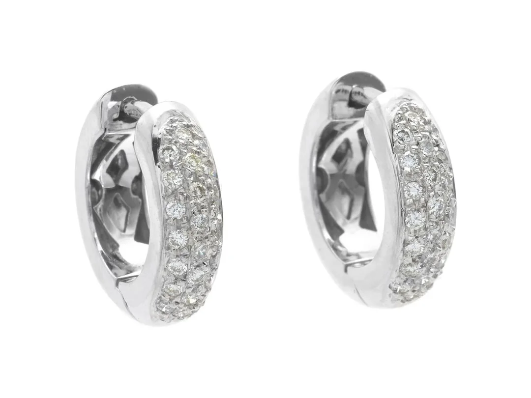ÖRHÄNGEN, 18K vitguld, briljantslipade diamanter ca 0,44 ctv, ca W-Cr/SI-P, höjd 15 mm, vikt 7,4 g. — Smycken/Örhängen — Kaplans