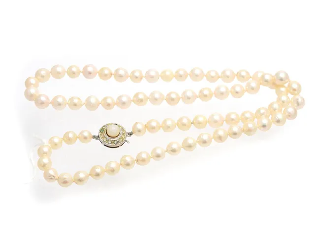 Pärlcollier odlade pärlor Ø6mm längd: 56cm, silverlås saknar en sten