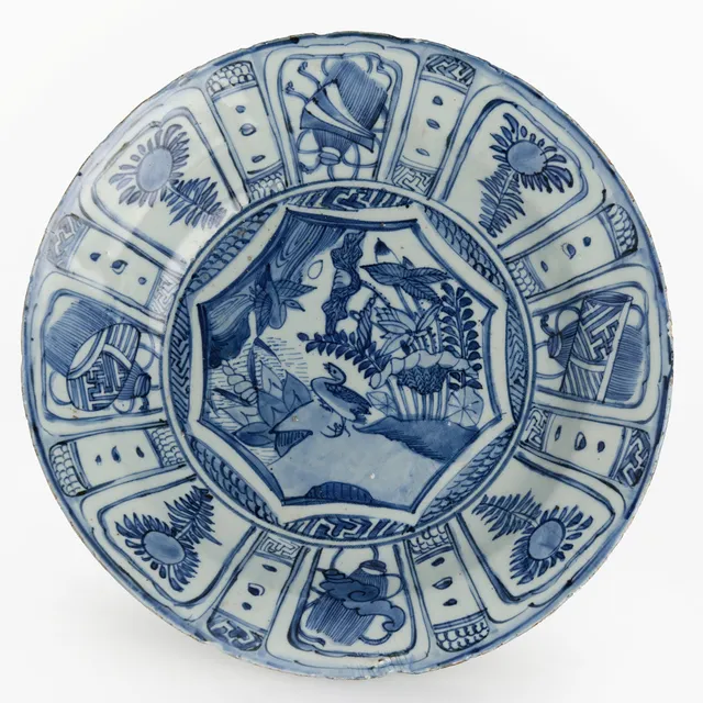 SKÅLFAT, Kina, porslin, Mingdynastin, Wanli (1572-1620), Kraak, dekor i underglasyrblått av fåglar och lotusblommor.