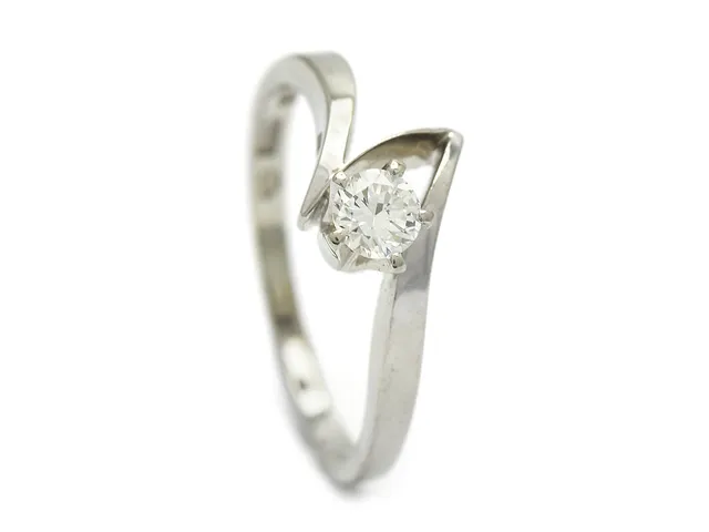 ENSTENSRING, 18K vitguld, briljantslipad diamant 0,26 ct enligt W-TCR/VS, stl 17,25+ mm, Sverige 1966, vikt 3,2 g.