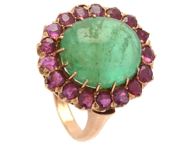 RING, 18K guld, cabochonslipad smaragd ca 7,50 ct, rubiner, K. Andersson, Stockholm, stl 17,5 mm, vikt 7,3 g, smaragd med skada, rubiner med nagg och mindre skador.