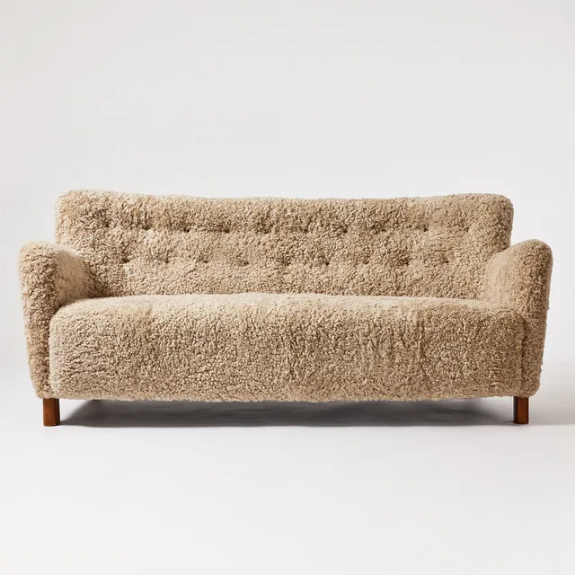 FRITZ HANSEN. Soffa, Danmark, 1940-tal, modell "1669", ben i betsad bok, klädd i fårskinn, ryggen med klädda knappar.