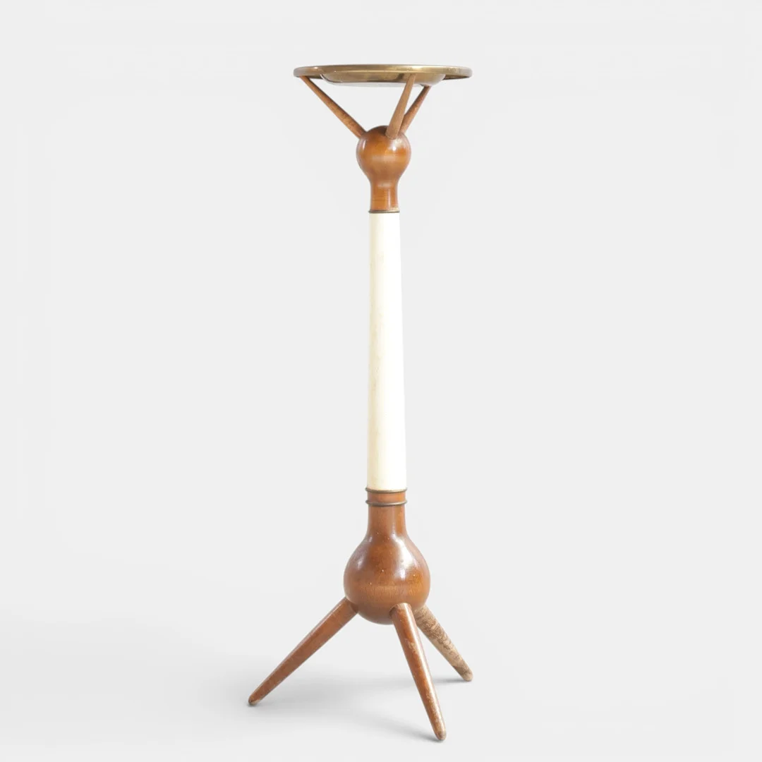 SEVERIN HANSEN JR. TILSKREVET. Skulpturel stand af bøg med trepasfod, bakke og detaljer af patineret messing, antageligt udført hos Haslev Møbelsnedkeri, Danmark, ca. 1960'erne. — Other — Woxholt Auktioner
